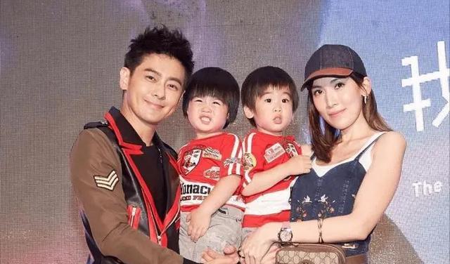 |48岁林志颖车祸后罕露面,携娇妻在米兰看赛车,胡子拉碴大变样