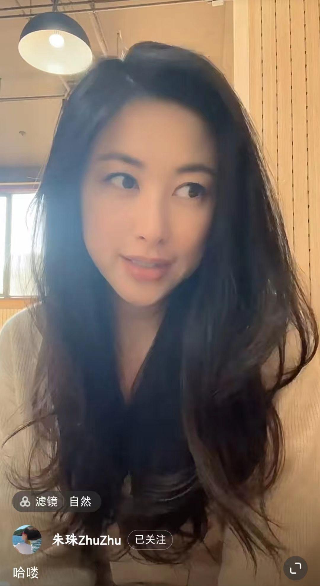 朱珠|38岁朱珠直播卖二手奢侈品，颜值出众气质佳，戴鸽子蛋戒指吸睛