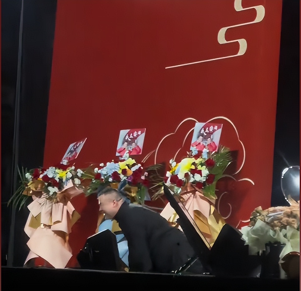 岳云鹏“爬行相声”争议大，被批黔驴技穷，孙越捧哏雪上加霜