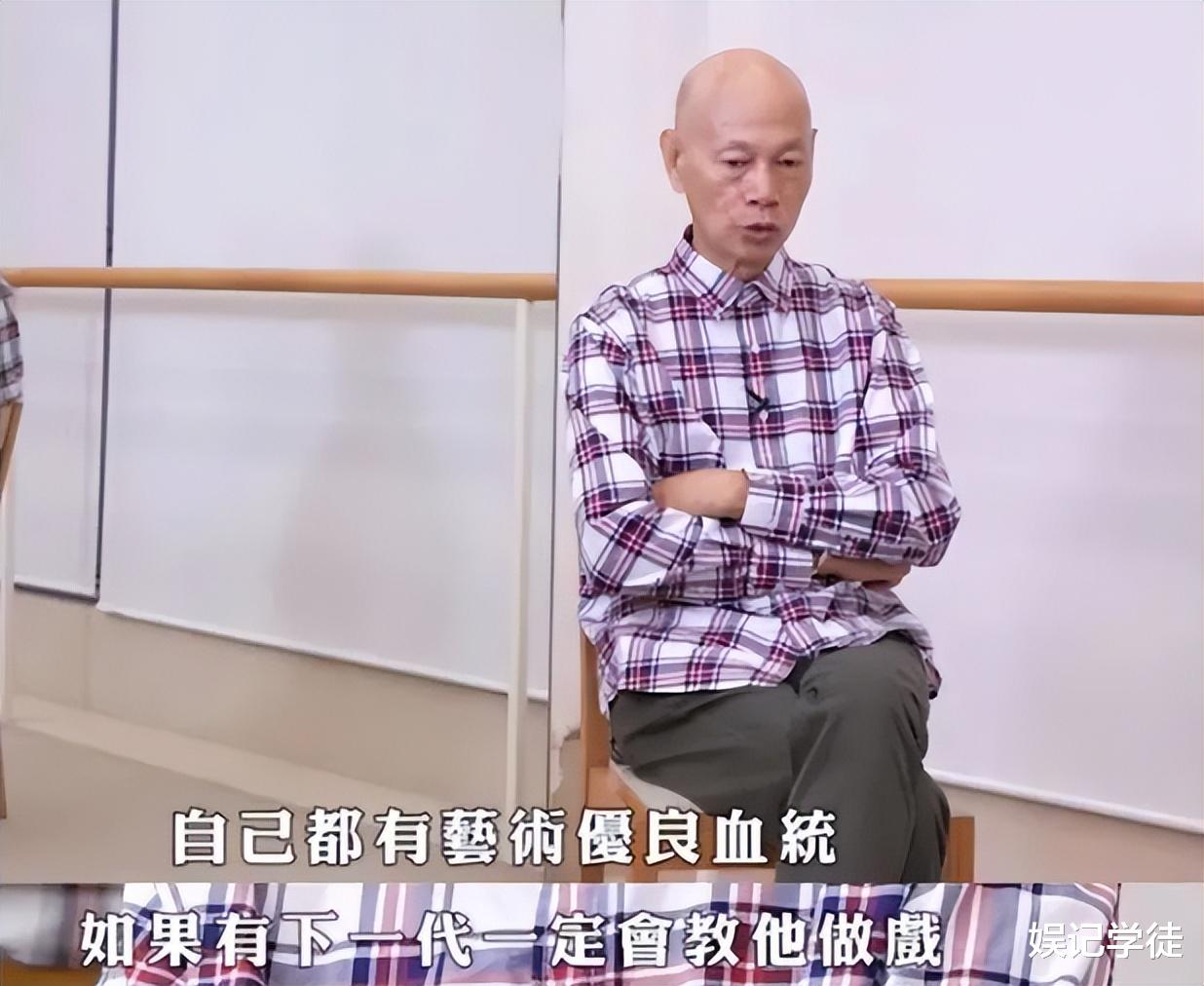 76岁罗家英穿羽绒服现身内地医院，身材暴瘦憔悴，手拿病历状态差