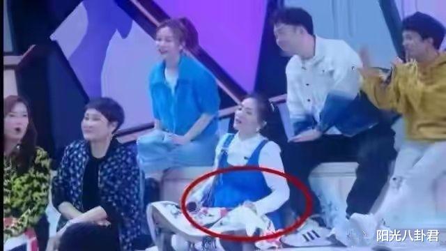 怀三胎了?42岁谢娜带孩子现身商场,一身孕妇打扮小腹明显隆起