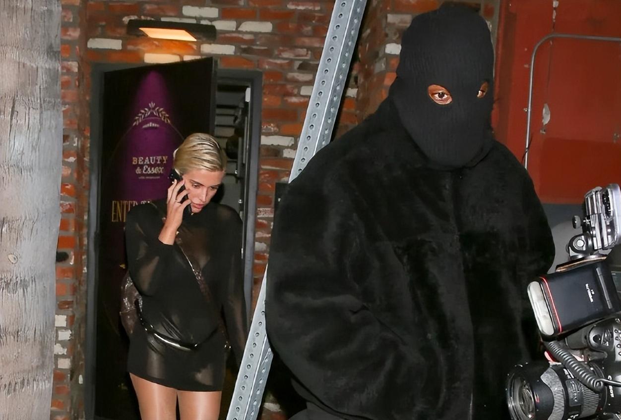 金·卡戴珊|近乎赤身！侃爷新老婆亮相，穿透视衣秀傲人身材，韵味不输卡戴珊