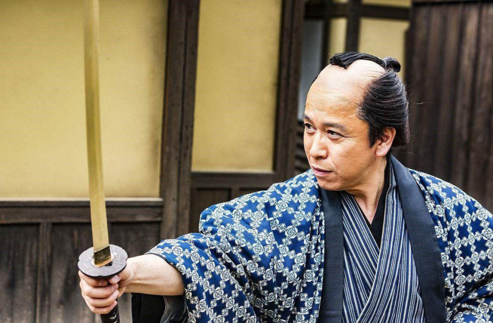 岳飞是宋代人,宋代人盘发从小到老,都不会这么盘发,只有日本浪人才会