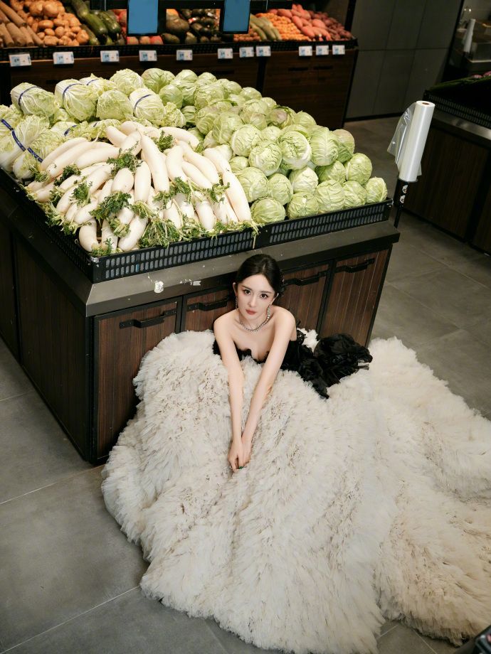 GQ盛典杨幂上船花絮曝光！满脸不耐烦，裙摆笨重，现场都是蚊子