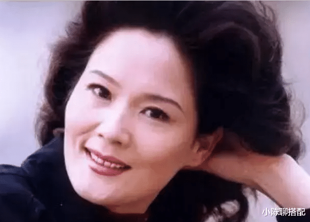 穿搭 被65岁杨青惊艳了，穿衣不刻意扮嫩，发蓬有层次，身材发福也优雅