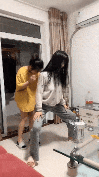 “一女子脱了球衣打篮球遭吐槽，男生：我们没法安心比赛了”