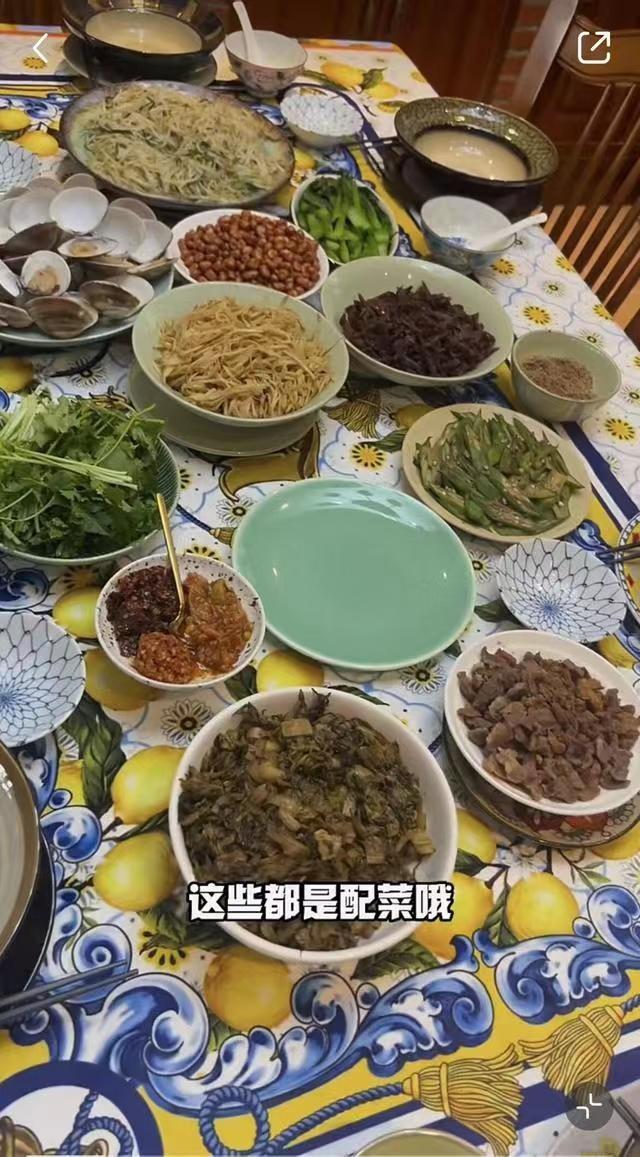 36岁女星带男演员回农村看父母,家母亲自下厨,家风非常接地气