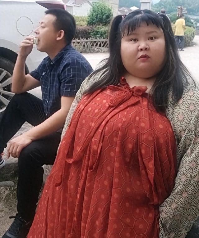 昔日校花被丈夫喂到330斤、睡塌两张床，丈夫：我怕她被别人抢走