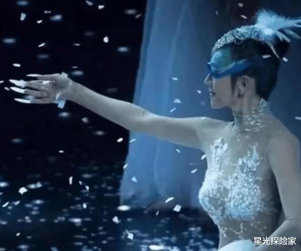 杨丽萍又惹争议“衣服是画的”身上的纹路看得一清二楚