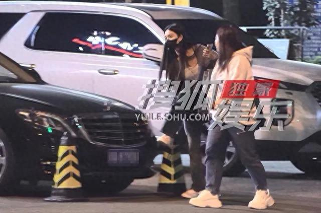 孟子义吃火锅素颜曝光，倪妮称赞颜霸绝非浪得虚名！