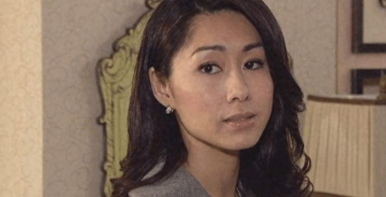 曾两夺视后,出道至今仍未婚,如今42岁身材窈窕凹凸有致,太美了