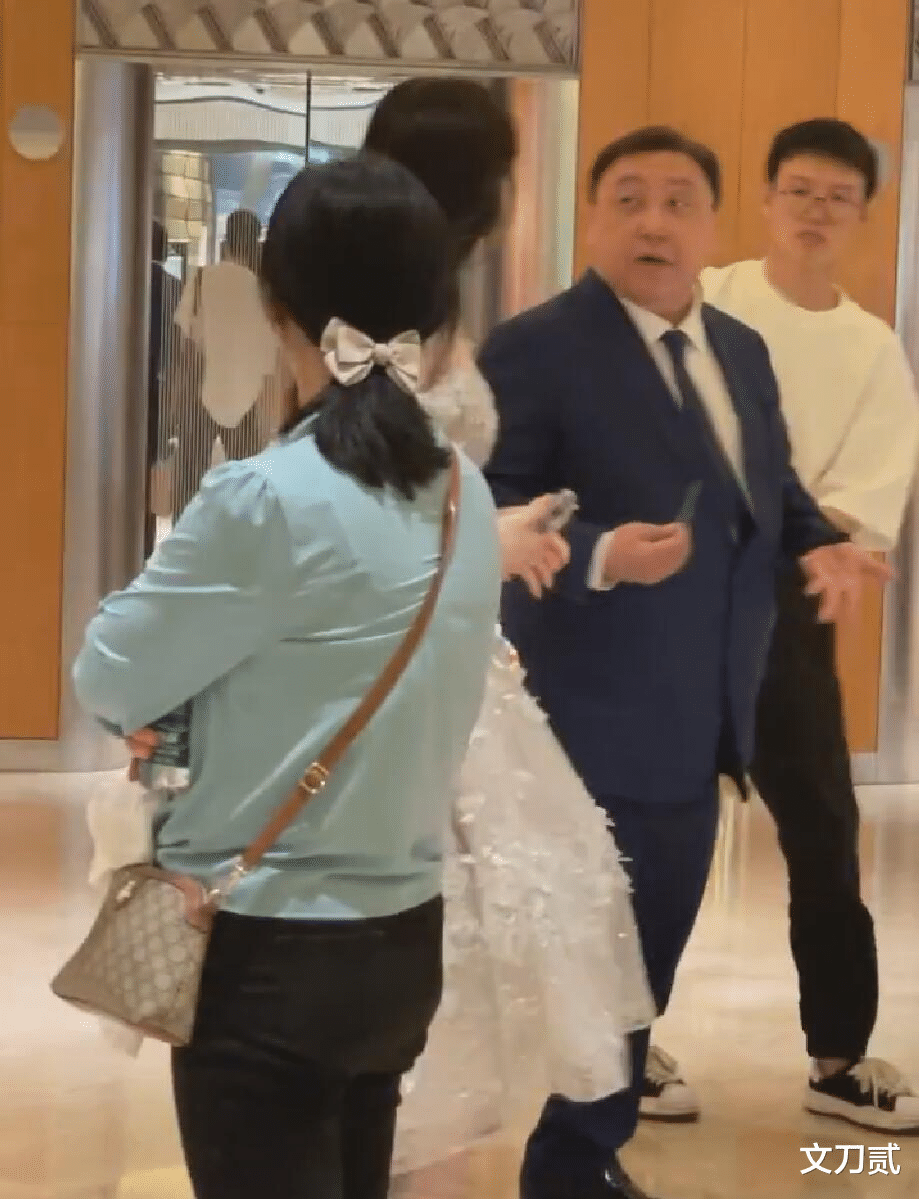 王晶|?晶女郎主动送房卡？云千千与王晶现身金像奖典礼，回酒店时递卡片