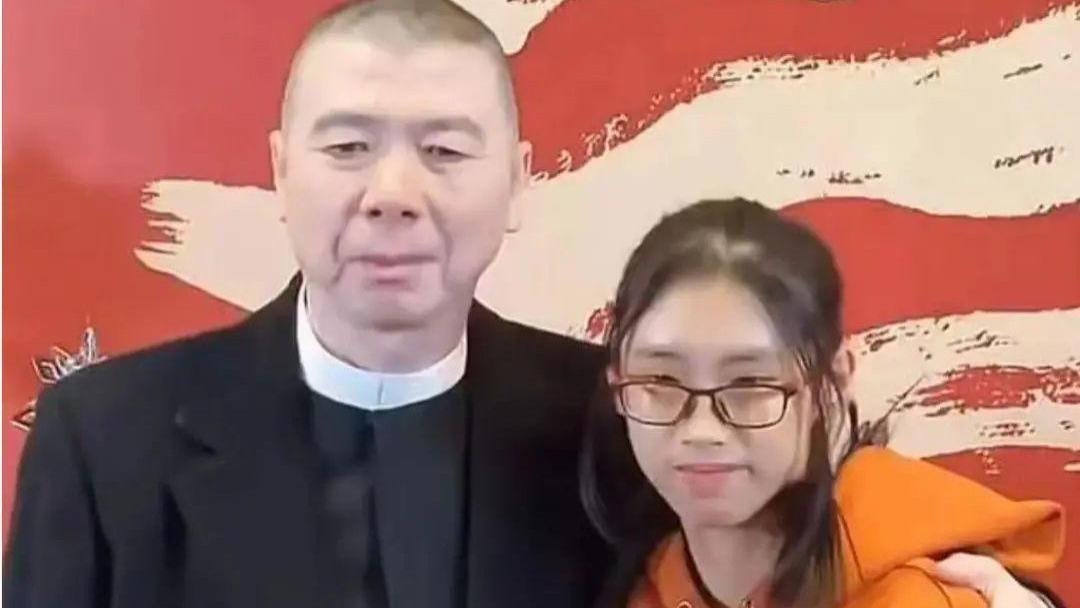 二胎|郭晶晶和巩俐合照，张柏芝近照像外国人，冯小刚带养女现身华表奖！