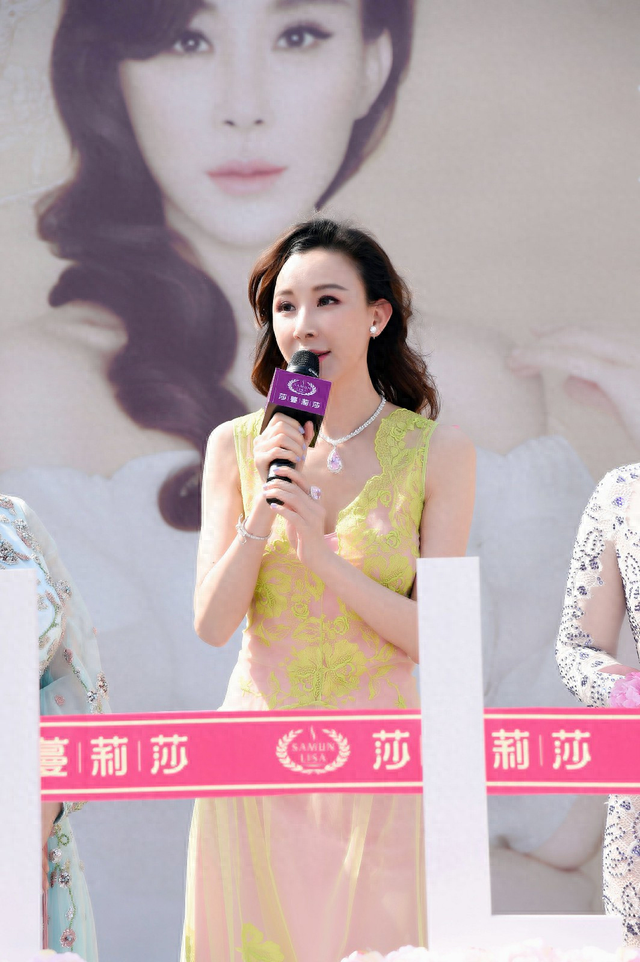 萧蔷真的不显老,齐刘海、高马尾清纯又靓丽,完全不像55岁的人