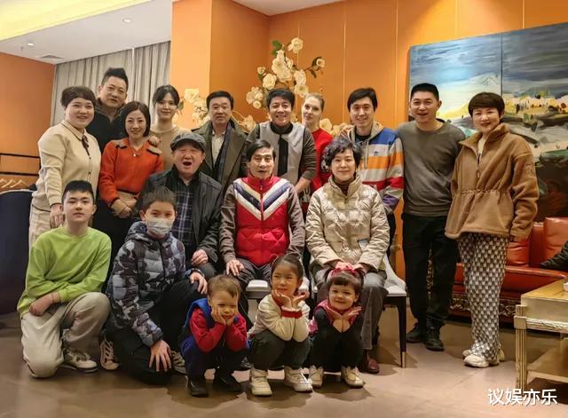 撒贝宁|撒贝宁全家福曝光，43岁妹妹颜值高气质佳，混血龙凤胎正脸超萌