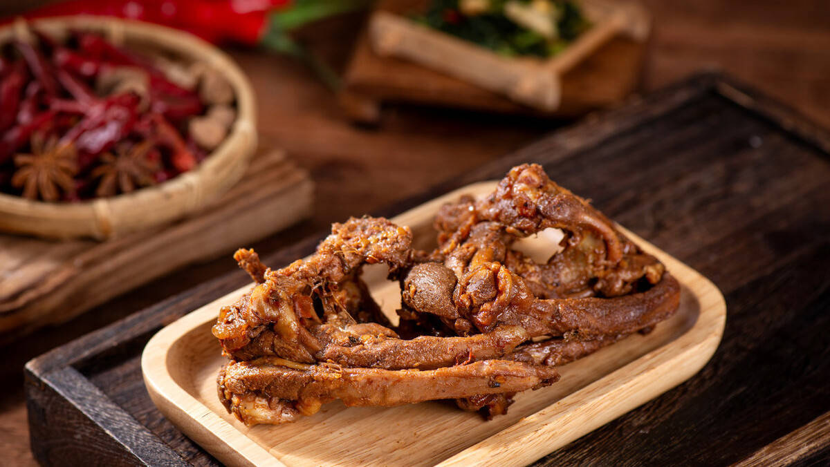 |吃烤鸭时,服务员问鸭架炸了还是煲汤?别犹豫,回答4个字就好