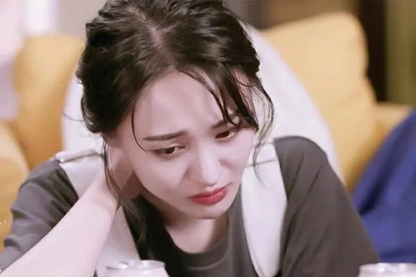 郑爽近况曝光!头发稀疏满脸油,神情木讷似路人,喝自来水为生