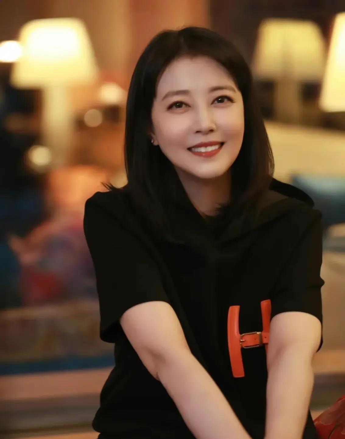 泪崩！周海媚临终写真曝光，穿抹胸气质仍优雅，一个细节令人破防