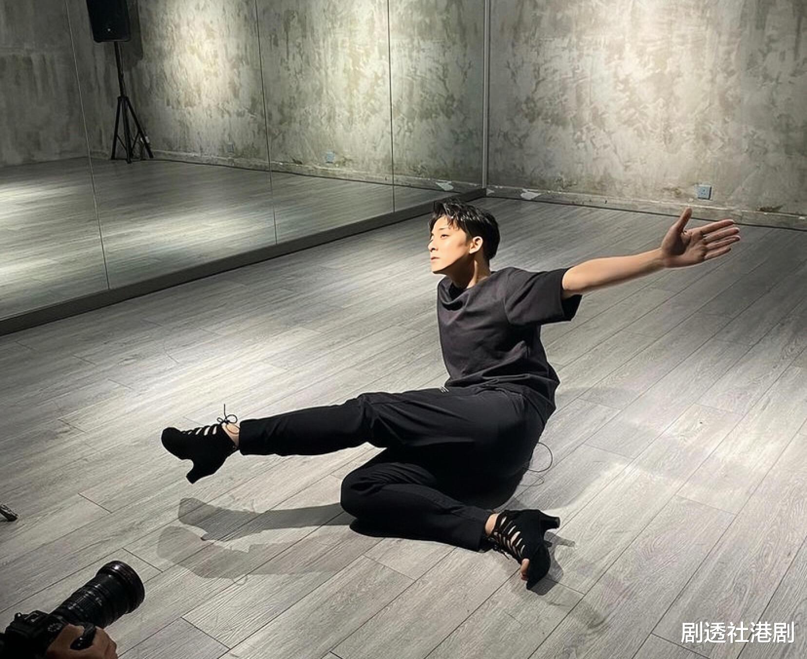 余德丞|TVB前知名男星穿高跟鞋跳舞！摆出妩媚姿势博眼球，网友直呼辣眼睛