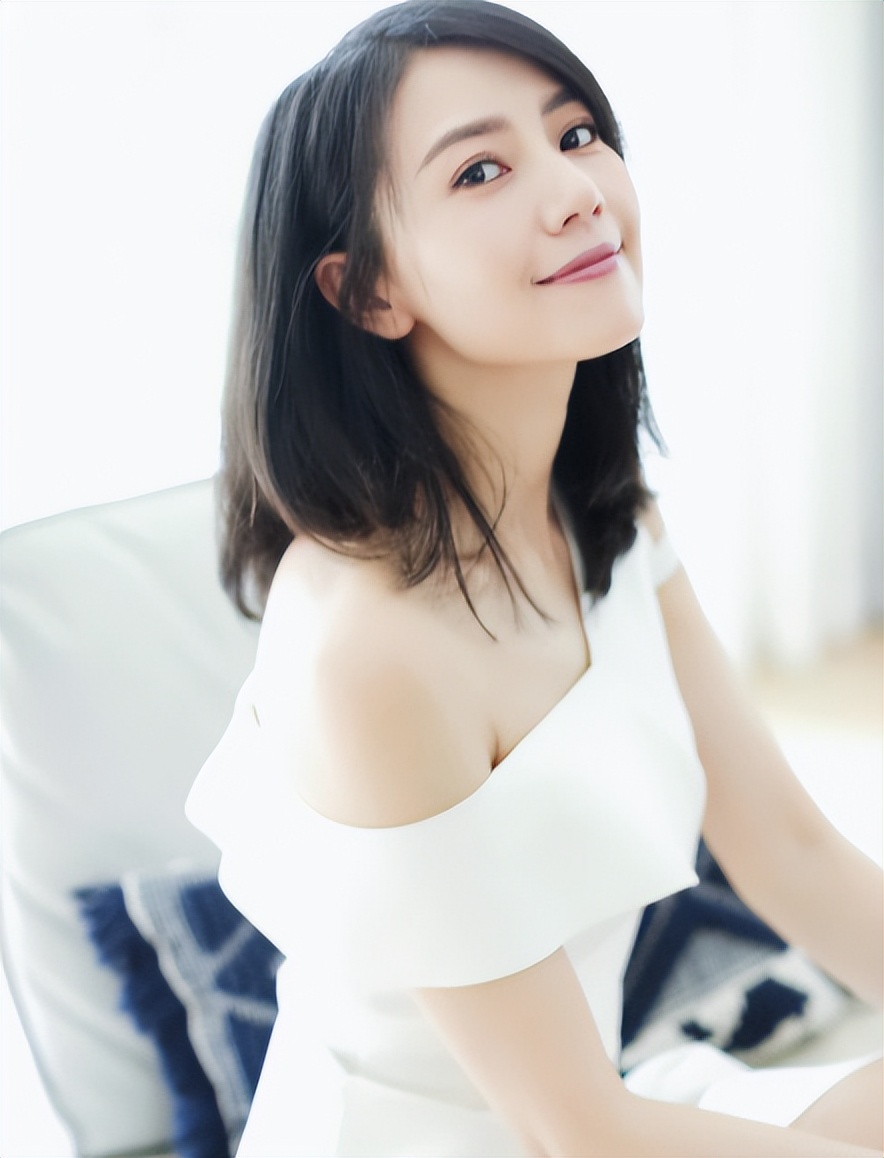 高圆圆蹬单车接女儿放学，大腿粗壮气质不再，女儿神似赵又廷