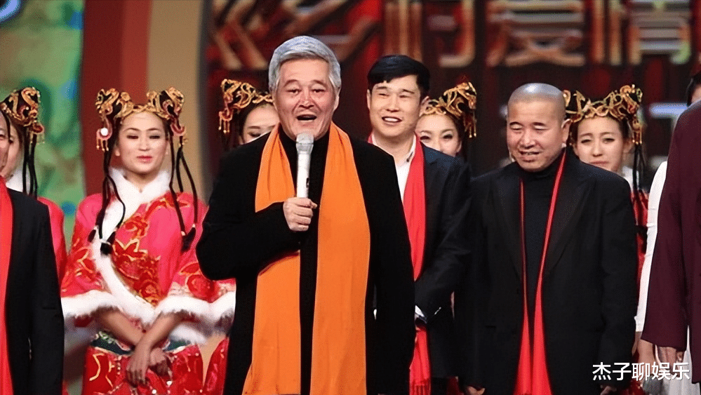 面对赵本山调侃,周润发17字回应语出惊人,冯小刚真该向他学学