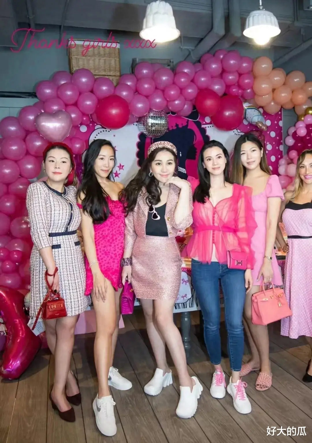 梁安琪外孙女一碗水能端平,亲吻妈妈何超盈,右手紧握爸爸辛奇隆