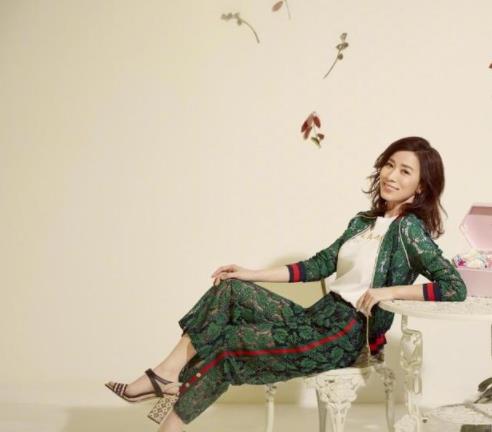 佘诗曼|佘诗曼在内地综艺被拍隐私，表示不会再拍，揭开了真人秀遮羞布