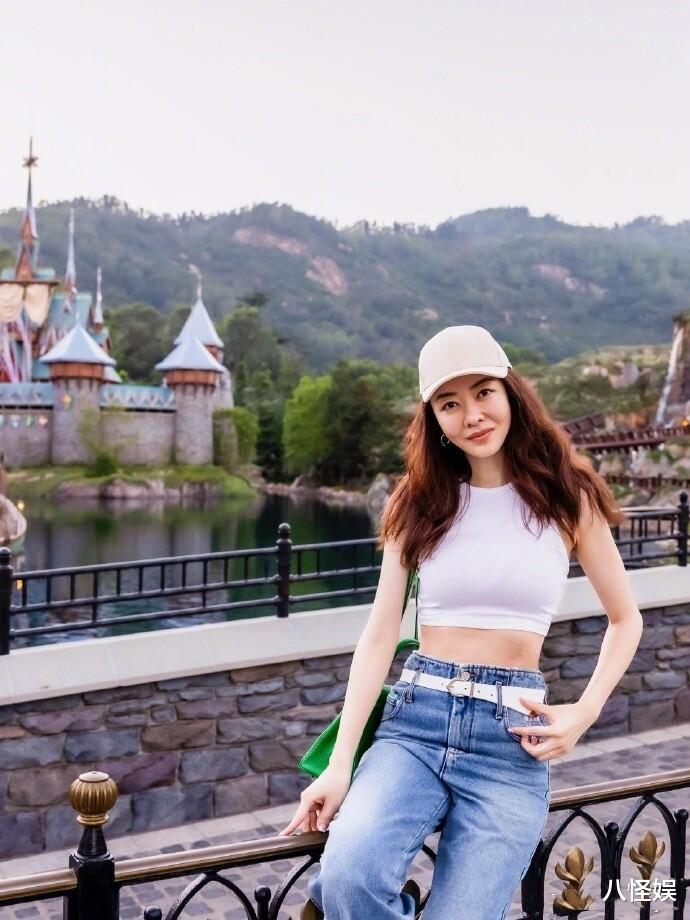 熊黛林全家出游,意外曝光真实身材,俩女儿颜值差异大不像双胞胎