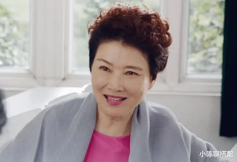 “国民老妈”专业户朱茵:64岁穿花穿素都优雅,妈妈们照穿就行