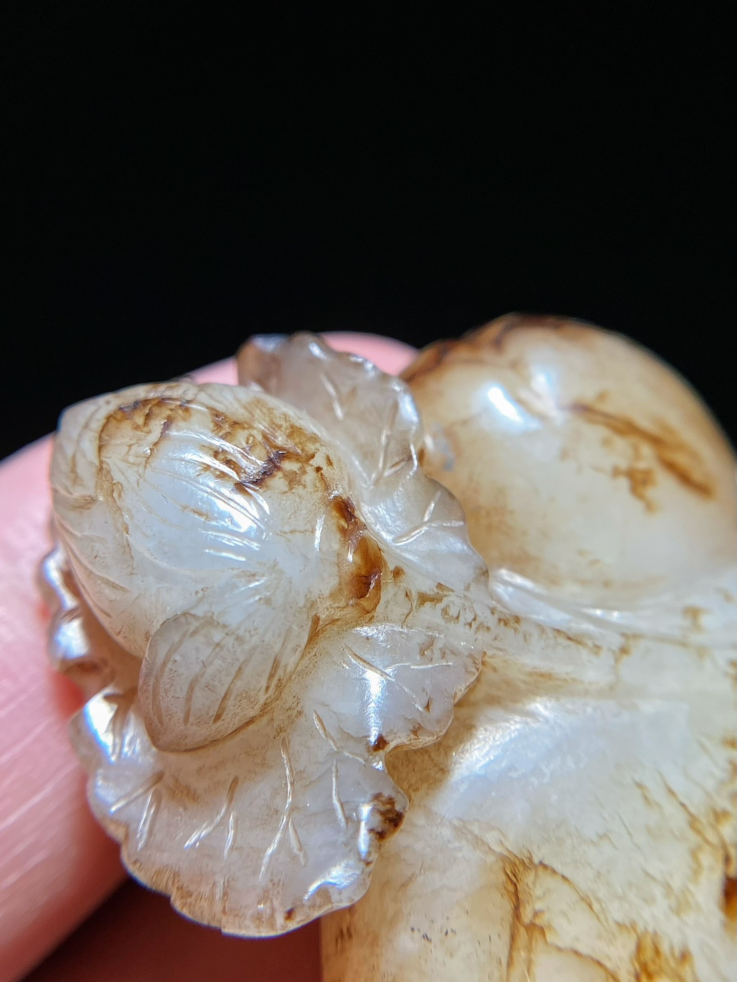 宋 和田玉籽料 白玉沁色 持莲童子 把件挂件