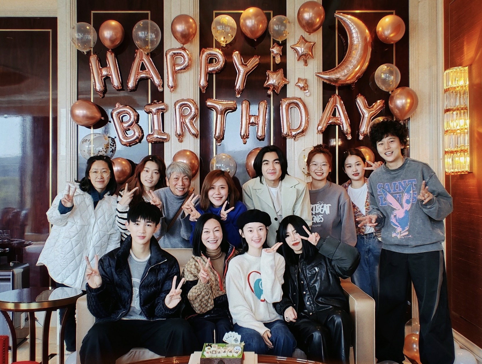 惠英红|63岁惠英红晒庆生vlog,肌肤白皙好年轻,郭晓婷荣梓杉现身送祝福