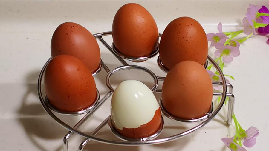 |水煮蛋，最忌讳冷水下锅，教你正确做法，鸡蛋鲜嫩，壳一碰就掉！