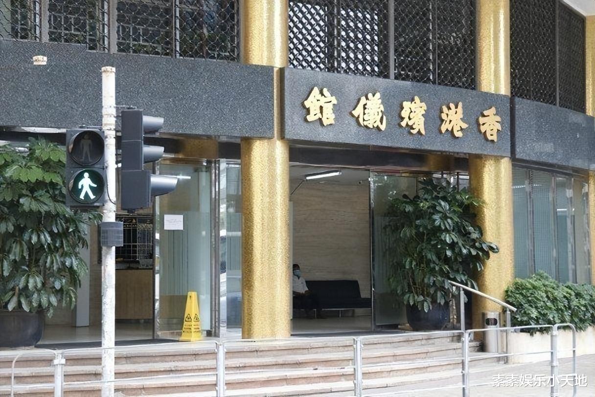 何婉鸿|何婉鸿葬礼完成，墓位紧挨弟弟何鸿燊安葬，与家人的旧照公开