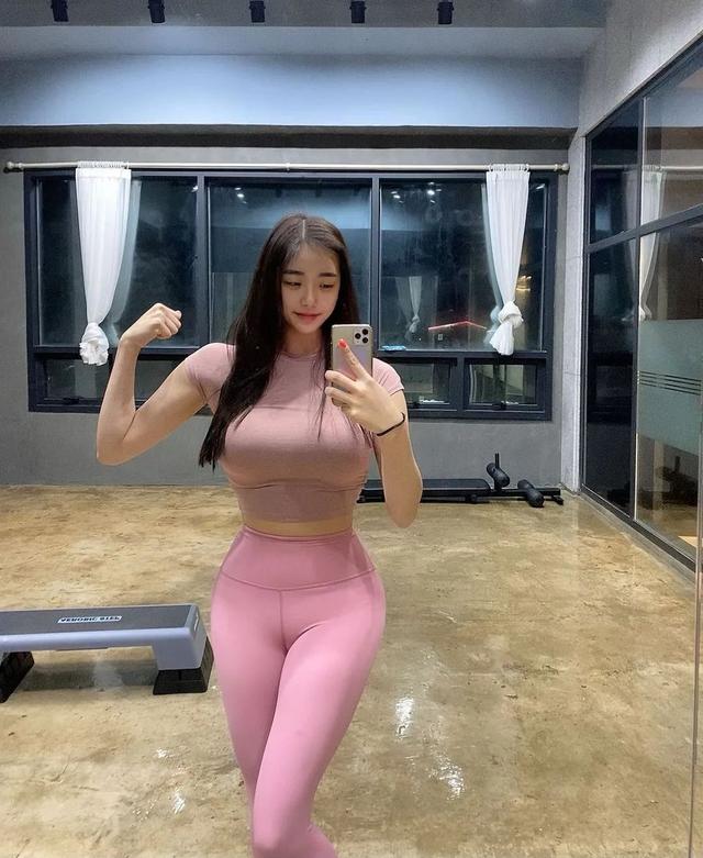 “现在的健身房老板娘，身材都这么野了吗？”