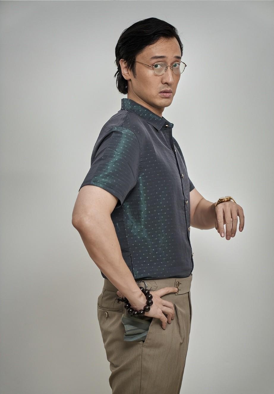 冲着张艺兴看《孤注一掷》,却被金晨跪王传君裤裆的演技惊艳到了