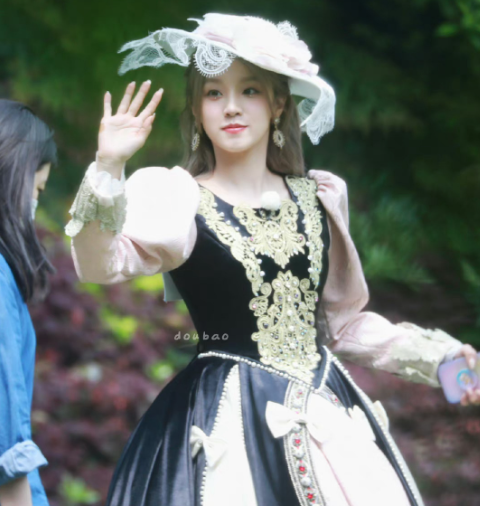 非诚勿扰|《奔跑吧》路透，白鹿明艳大美人，杨颖穿复古制服笑得一脸灿烂