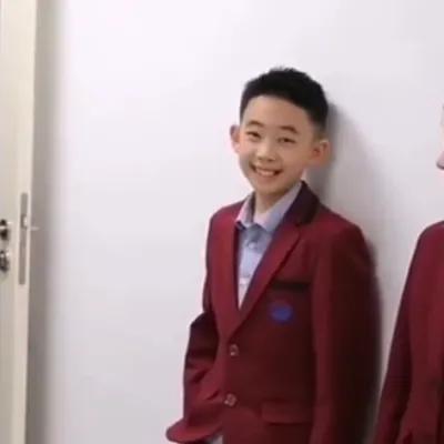 jasper|陈小春应采儿大儿子当校园向导,9岁Jasper表现自信大方? 网友:有明星气质