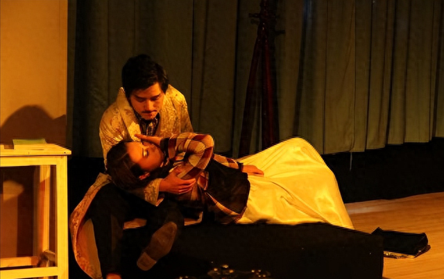 《宾汉姆堡的午夜梦》：错综复杂的爱情故事，让人心生向往