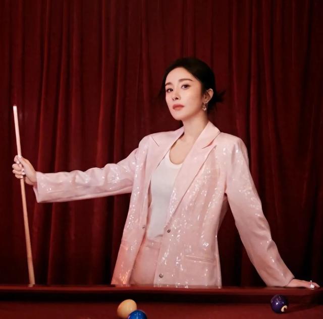 杨幂摇身一变成为九球女王，火辣性感身材，犀利目光，气场逼人