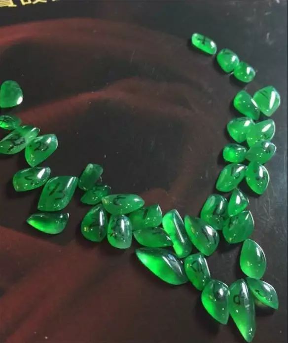 欣赏一下大师级的翡翠镶嵌手稿