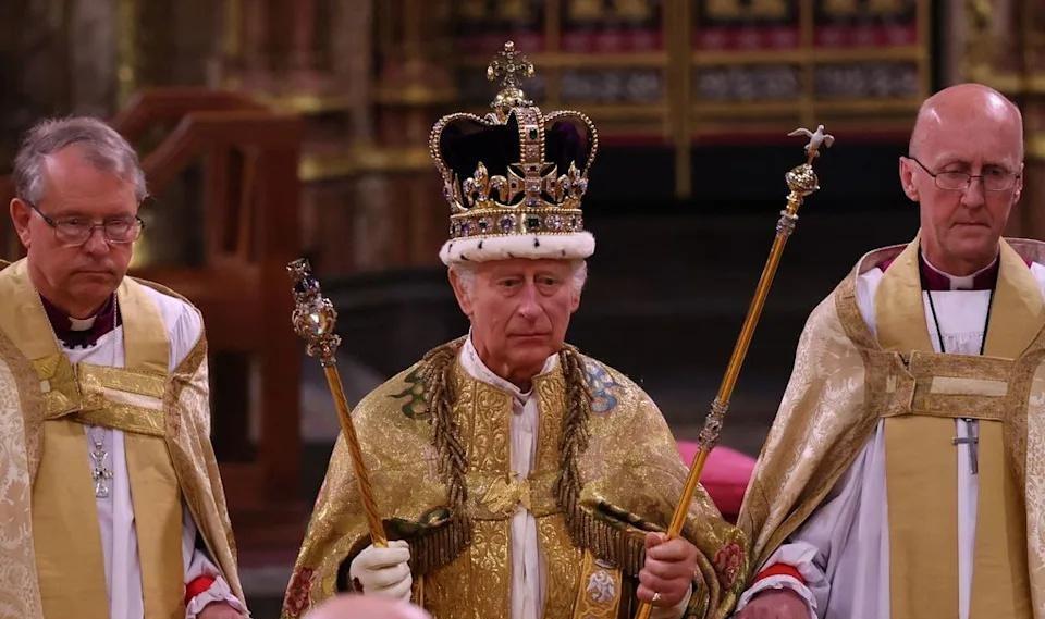 |夏洛特公主绝了!8岁小姑娘眼神老练凌厉,恍如伊丽莎白女王再现