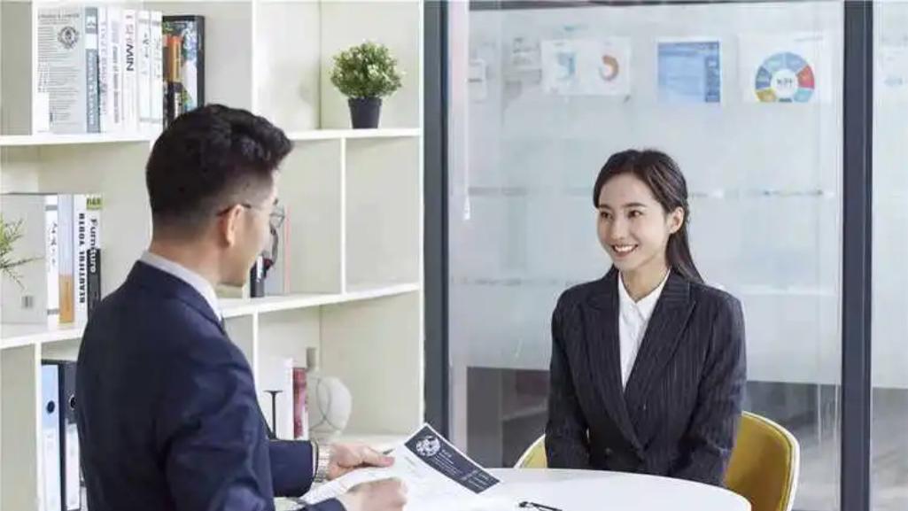 我国大学生喜欢白领工作，为什么美国大学生喜欢蓝领和金领工作？