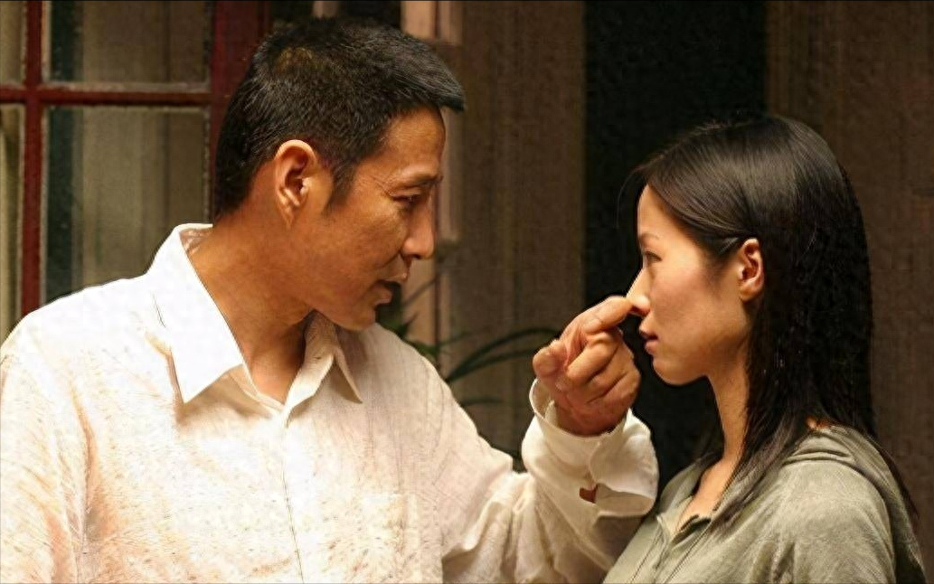 到处认干爹干哥,专找金主献身上位,“文艺女神”江一燕现形记