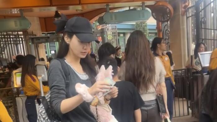 44岁杨雪迪士尼被偶遇，一身行头超7万，13岁女儿神似Angelababy