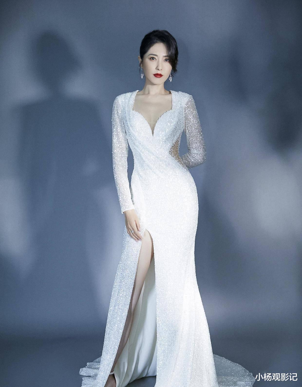 47岁曾黎晒婚纱照举办婚礼！全程甜蜜成最美新娘，男主角太过幸运