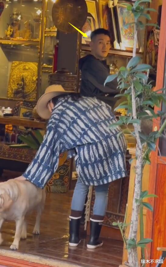 张馨予夫妇云南被偶遇，35岁老公正面曝光变沧桑，被拍后连忙躲开！