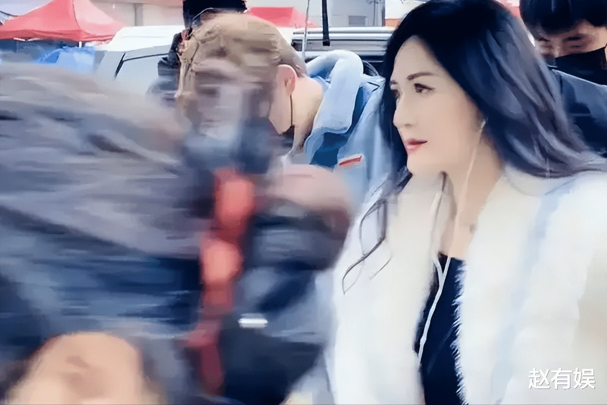 谢娜|谢娜暴瘦20斤回归综艺!波浪卷大红唇气场强,宁静被惊艳看呆