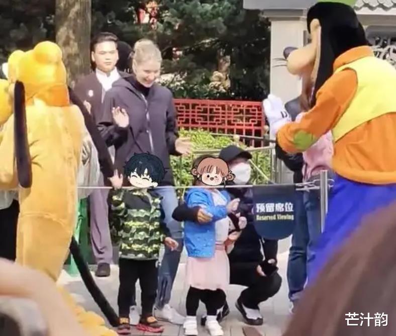 撒贝宁带家人度假游玩,女儿叉腰超可爱,对父亲贴心照顾很孝顺