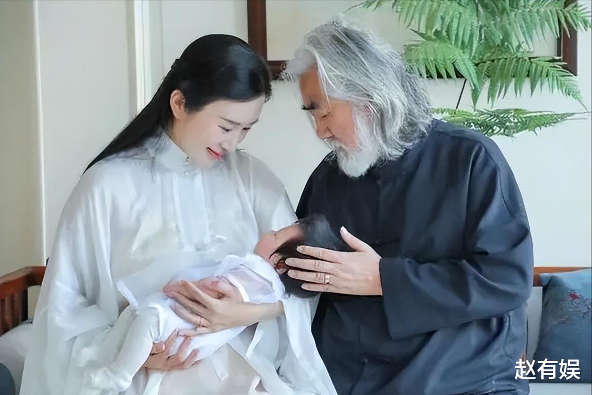 72岁李龙基称吃药并不尴尬，小36岁女友太漂亮让他有压力