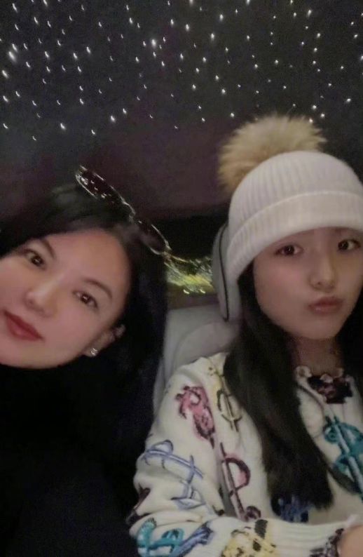 王诗龄|王诗龄晒国外日常,乘坐价值千万豪车出行,提上万手袋被质疑炫富